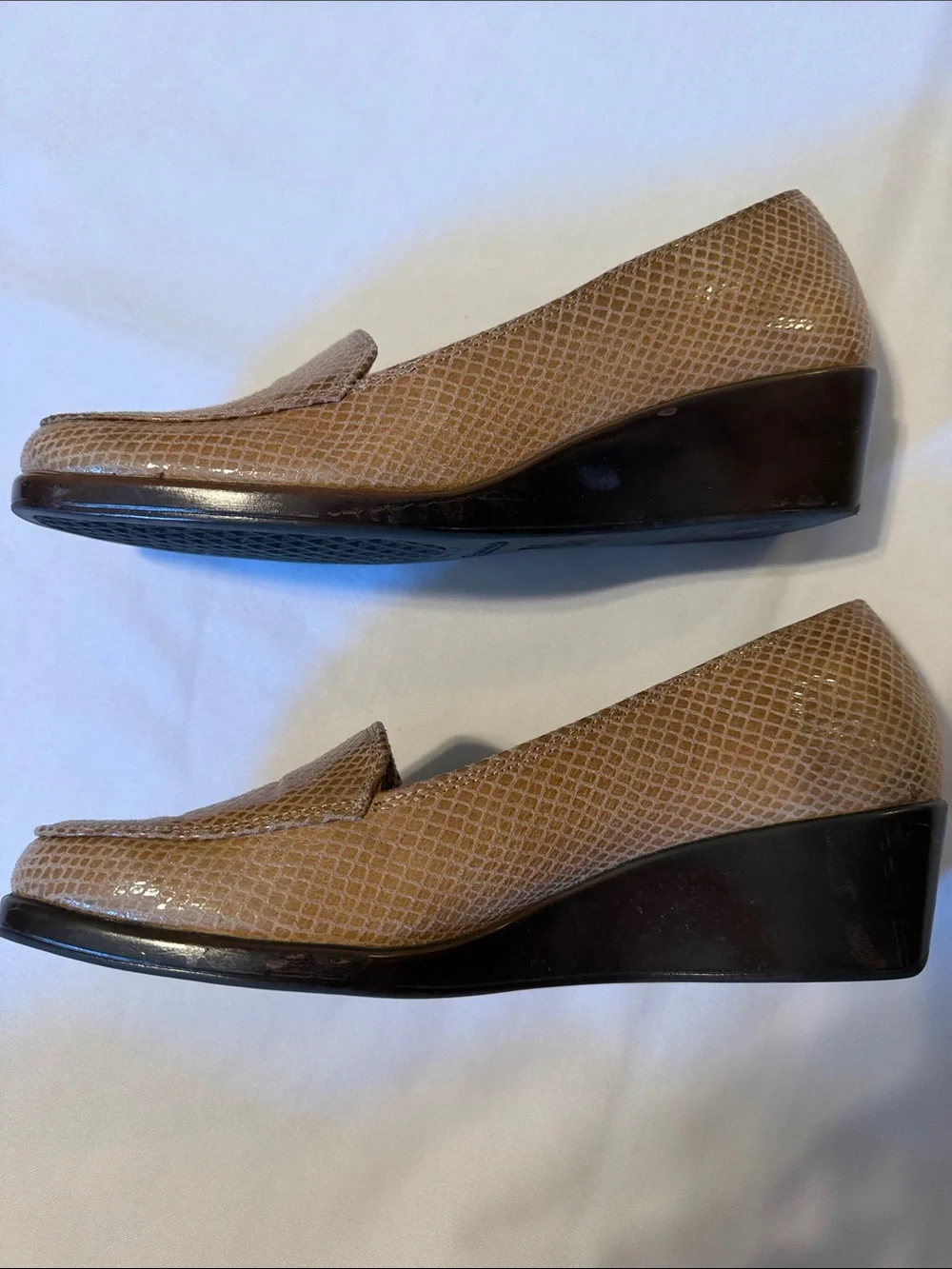 Aerosoles Beige Snakeskin Embossed Women's Slip On Wedged Loafers Size 8.5